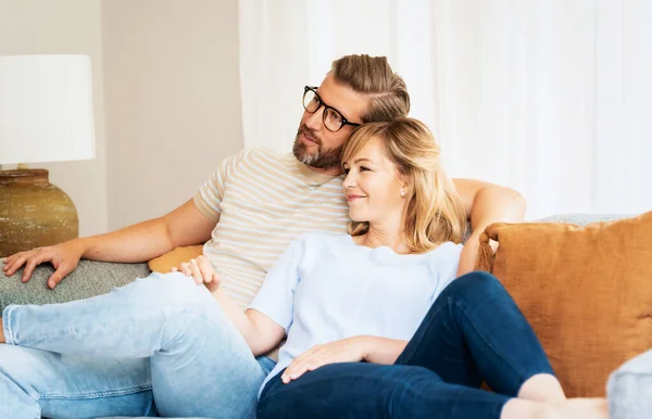 Candid Shot Happy Couple Relaxing Together Sofa Home — Stok fotoğraf