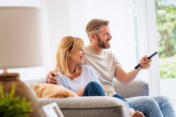 Shot Affection Couple Watching Together Sitting Room Home Happy Man — Stockfoto