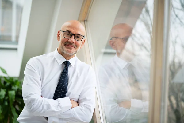 Retrato Homem Sorridente Meia Idade Vestindo Camisa Óculos Com Braços — Fotografia de Stock