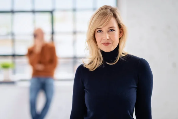 Attracive Blond Haired Woman Wearing Turtleneck Sweater While Looking Camera — ストック写真