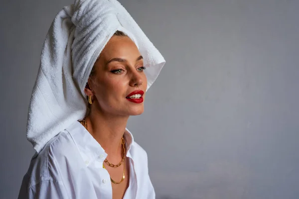 Retrato Una Hermosa Mujer Joven Con Camisa Blanca Toalla Turbante — Foto de Stock