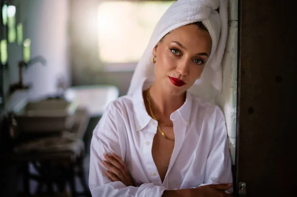 Retrato Una Hermosa Mujer Joven Con Camisa Blanca Toalla Turbante — Foto de Stock