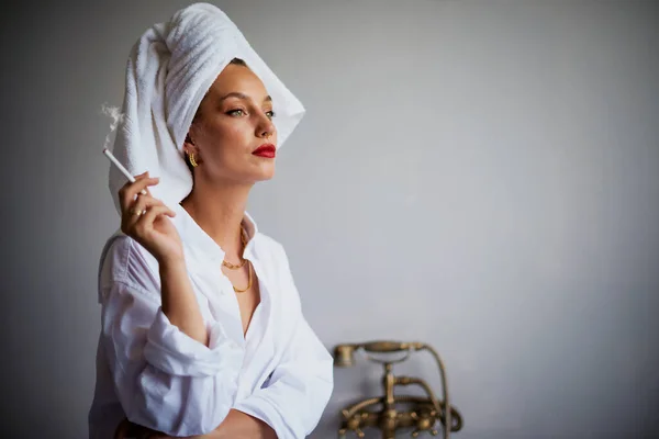 Retrato Linda Jovem Mulher Vestindo Camisa Branca Toalha Turbante Cabeça — Fotografia de Stock