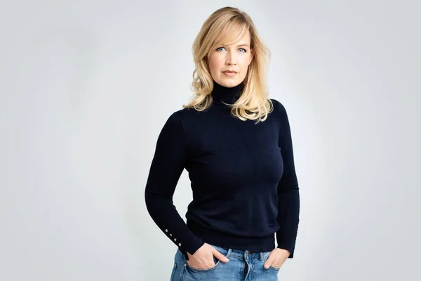 Studioporträt Einer Attraktiven Blondhaarigen Frau Die Rollkragenpullover Trägt Während Sie — Stockfoto