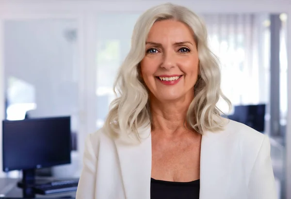 Glückliche Seniorin Mit Grauen Haaren Und Zahmem Lächeln Büro — Stockfoto