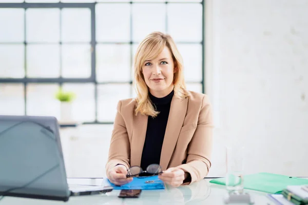 Een Glimlachende Blonde Zakenvrouw Die Achter Haar Laptop Zit Werkt — Stockfoto