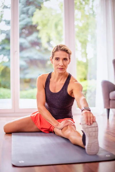 Evde Vücut Egzersizi Yapan Bir Kadının Fotoğrafı Spor Giyimli Bir — Stok fotoğraf
