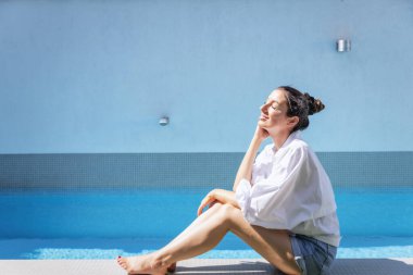 Çekici bir kadının havuzda rahatlarken fotoğrafı.. 