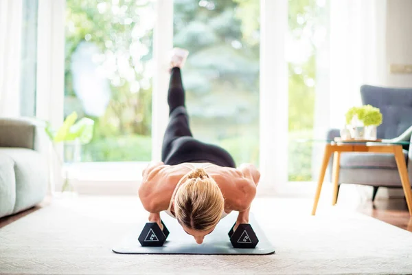 Full Length Shot Woman Using Dubbells While Doing Body Workout — Foto de Stock