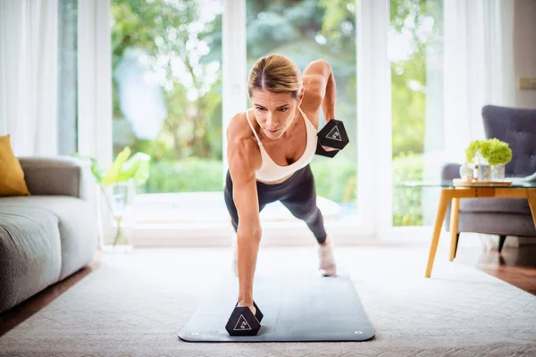 Bir Kadının Evde Vücut Egzersizi Yaparken Dambıl Kullandığı Uzun Bir — Stok fotoğraf