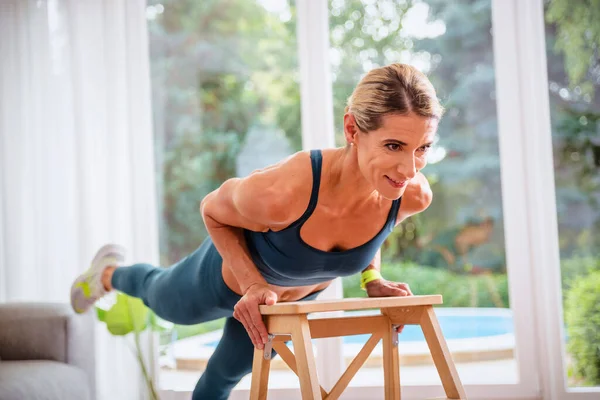 Full Length Shot Woman Wearing Sport Clothes While Doing Full — Φωτογραφία Αρχείου