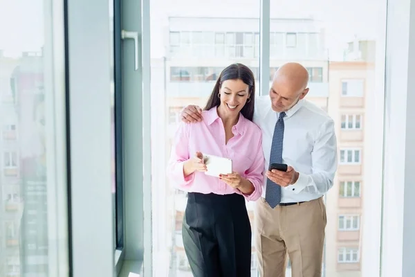 Shot Businesswoman Businessman Standing Window Modern Office Professional Woman Using — 图库照片