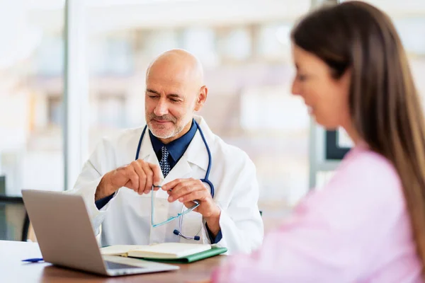 Shot Male Doctor Sitting Doctor Office Listening Female Patient While — Zdjęcie stockowe