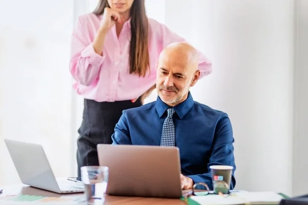 Shot Middle Aged Businessman Using Laptop While Sitting Office Desk — Stok fotoğraf