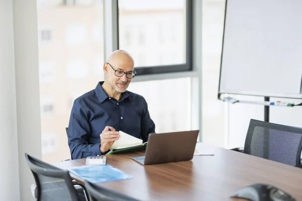 Shot Middle Aged Businessman Video Conference Coworkers While Sitting Desk — Stock fotografie