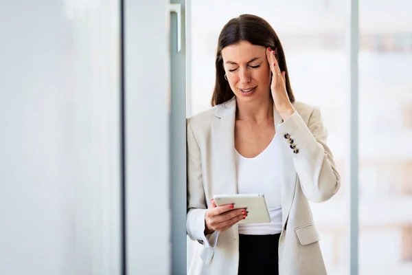 Cropped Shot Attractive Businesswoman Standing Alone Her Office Suffering Headache — Stok fotoğraf