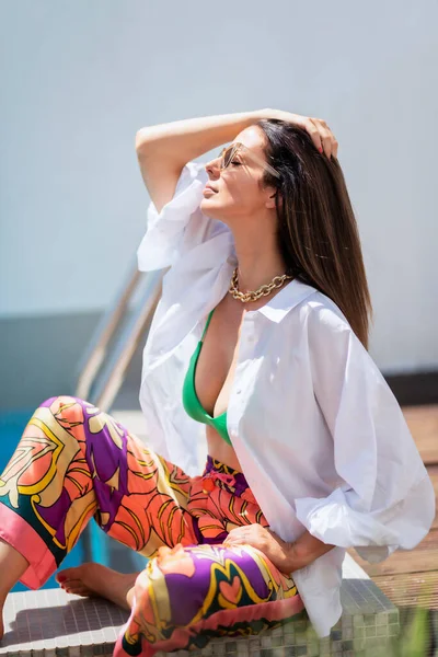Portrait Shot Attractive Woman Wearing Sunglasses Beachwear While Relaxing Outdoor — Zdjęcie stockowe