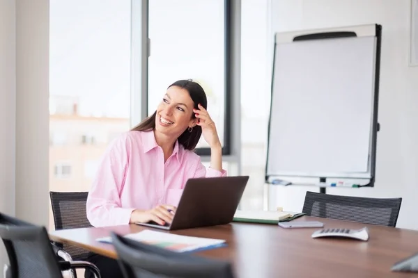 Shot Confident Businesswoman Sitting Office Desk Working Laptop — Foto de Stock