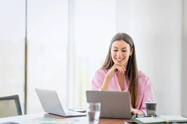 Smiling Businesswoman Using Laptops While Sitting Desk Working Modern Office —  Fotos de Stock
