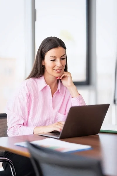 Smiling Businesswoman Using Laptop While Sitting Desk Working Modern Office — 图库照片