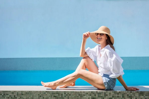 Shot Beautiful Woman Wearing Straw Hat White Shirt While Relaxing — Photo