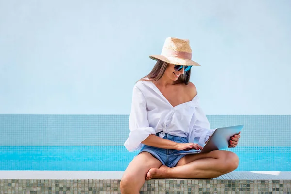 Shot Beautiful Woman Wearing Straw Hat Using Laptop While Relaxing —  Fotos de Stock