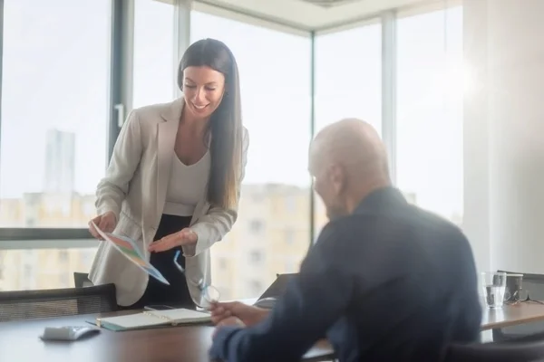 Colleagues Having Business Meeting Boardroom Businesswoman Standing Office Desk Presenting — ストック写真