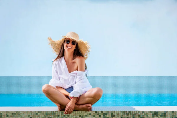 Happy Woman Wearing White Shirt Straw Hat While Relaxing Poolside — Stok fotoğraf