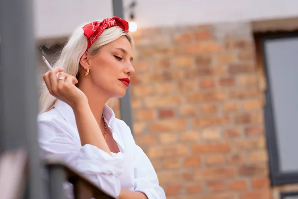 Retrato Una Hermosa Mujer Joven Con Bufanda Para Cabello Camisa — Foto de Stock