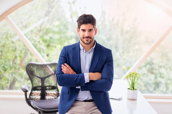 Confident Businessman Wearing Shirt Blazer While Standing Desk Smiling — Φωτογραφία Αρχείου