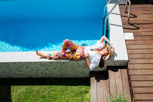 Full Length Woman Wearing Straw Hat White Shirt While Relaxing — Stock Photo, Image