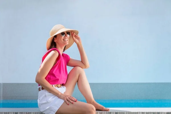 Happy Woman Relaxing Swimming Pool Attractive Female Wearing Straw Hat — Stockfoto