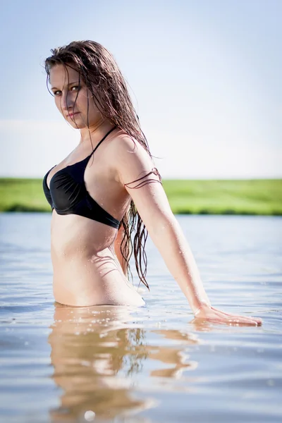 Menina tomando banho em um lago — Fotografia de Stock