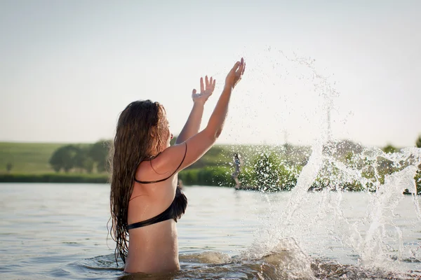 少女は湖で水浴び — ストック写真