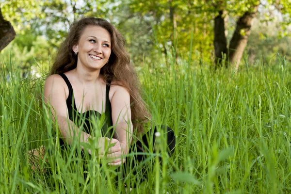 草丛中的女孩 — 图库照片