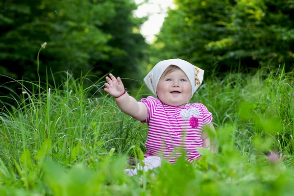 Baby in gras — Stockfoto