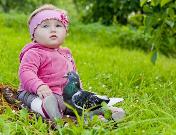 Baby i gräs — Stockfoto