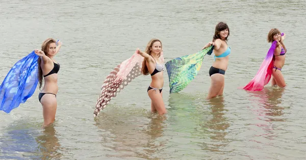 Chicas nadando — Foto de Stock