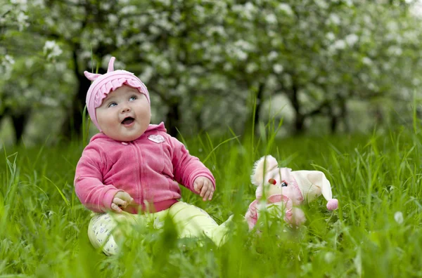 Baby in gras — Stockfoto