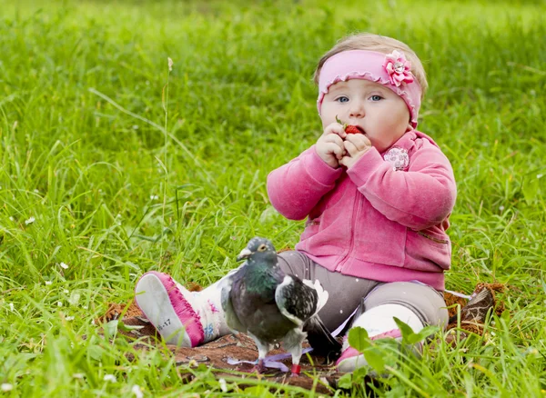 Baby in grass — Stock Photo, Image