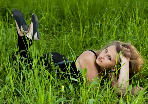 Meisje in het gras — Stockfoto