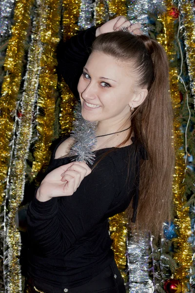 Ragazza vicino all'albero di Natale — Foto Stock