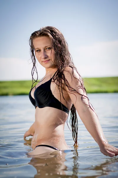 Menina tomando banho em um lago — Fotografia de Stock