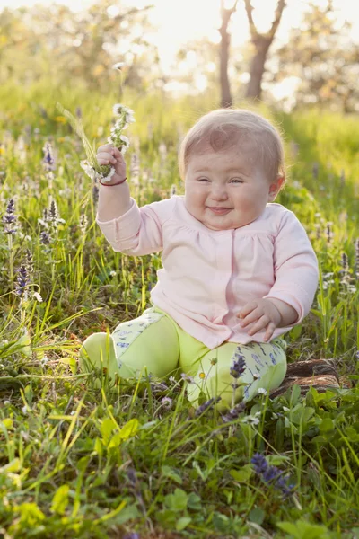 Baby in gras — Stockfoto