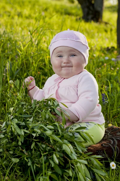 Baby in gras — Stockfoto