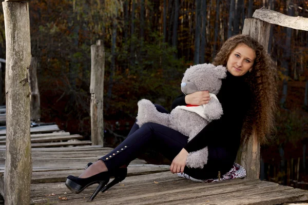 Ragazza con un giocattolo morbido — Foto Stock