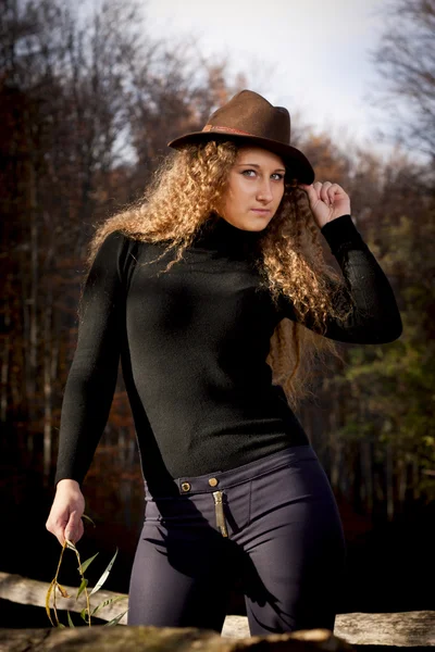 Ragazza con un cappello — Foto Stock