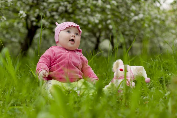 Copil în iarbă — Fotografie, imagine de stoc