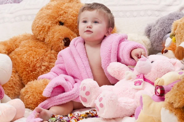 Menina com brinquedos — Fotografia de Stock