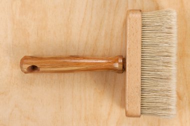 bir ahşap tahta üzerinde fırça